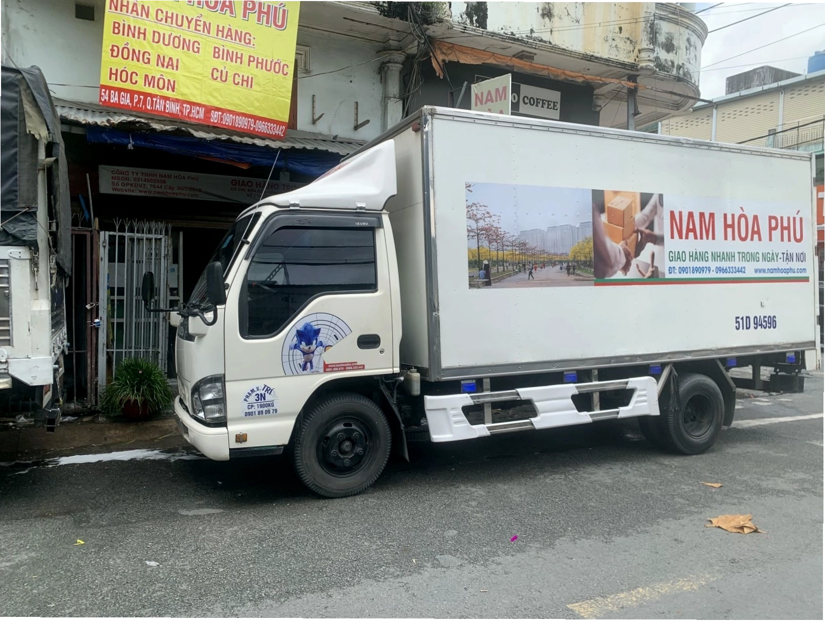 Nhân viên tư vấn hỗ trợ khách hàng gửi hàng đi Long An