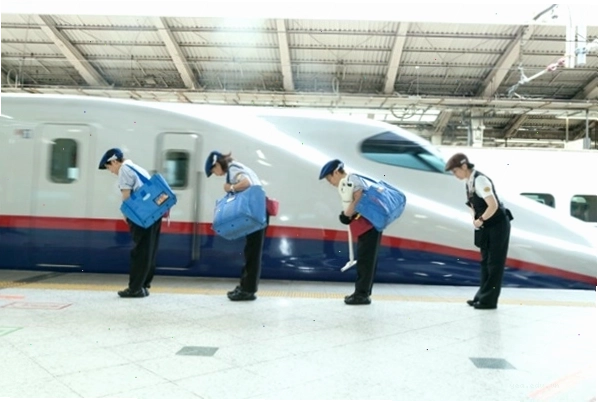 Nhân viên vệ sinh mang đến một môi trường sạch sẽ, thoáng mát trên tàu