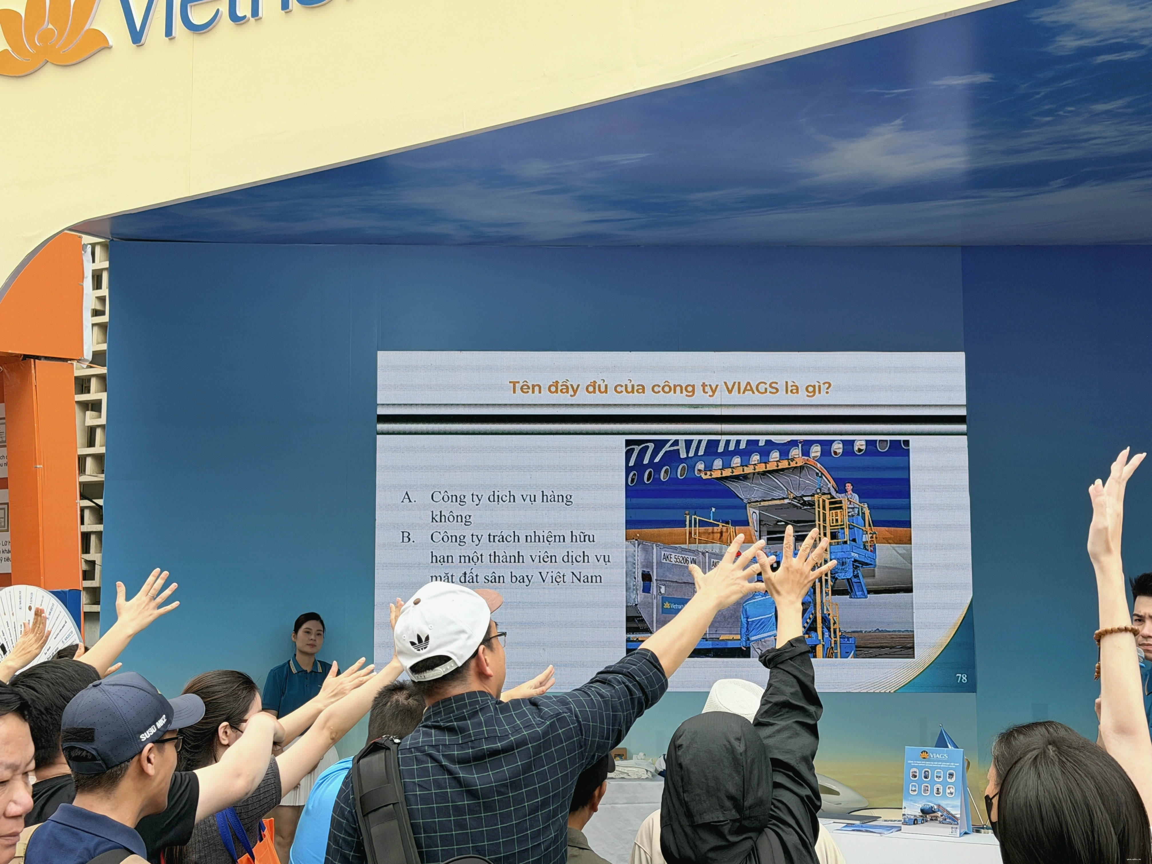 Nhân viên VIAGS hỗ trợ hành khách của Vietnam Airlines