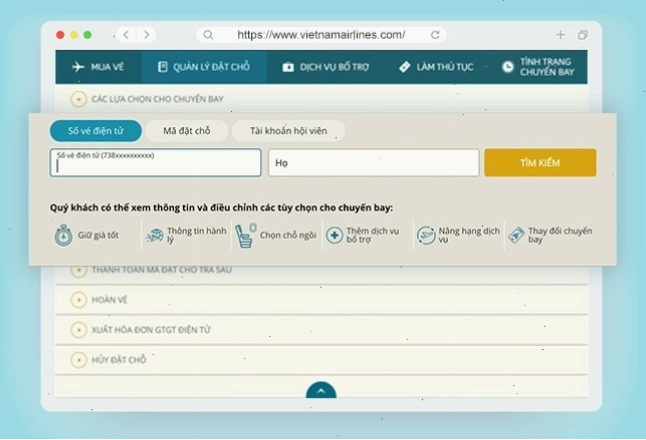 Nhân viên Vietnam Airlines hỗ trợ hành khách làm thủ tục hành lý