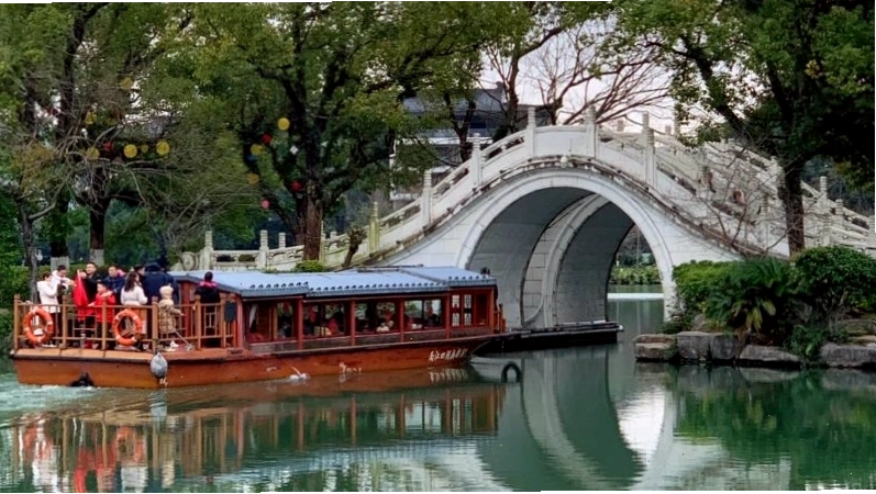 Nhật Nguyệt song tháp lung linh về đêm