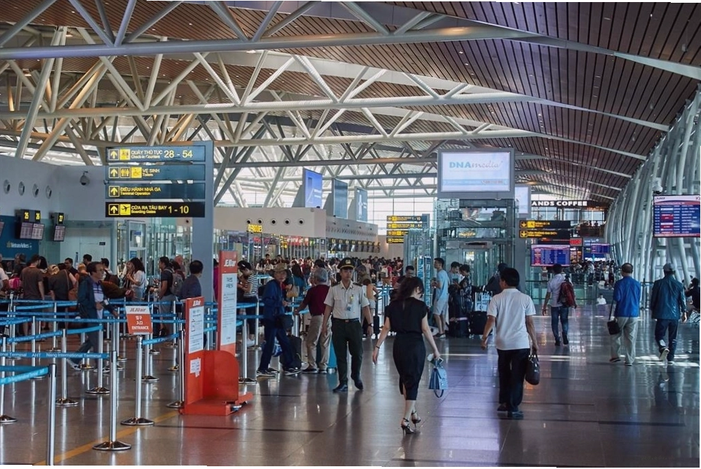 Nhiều biển chỉ dẫn khác nhau trong sân bay