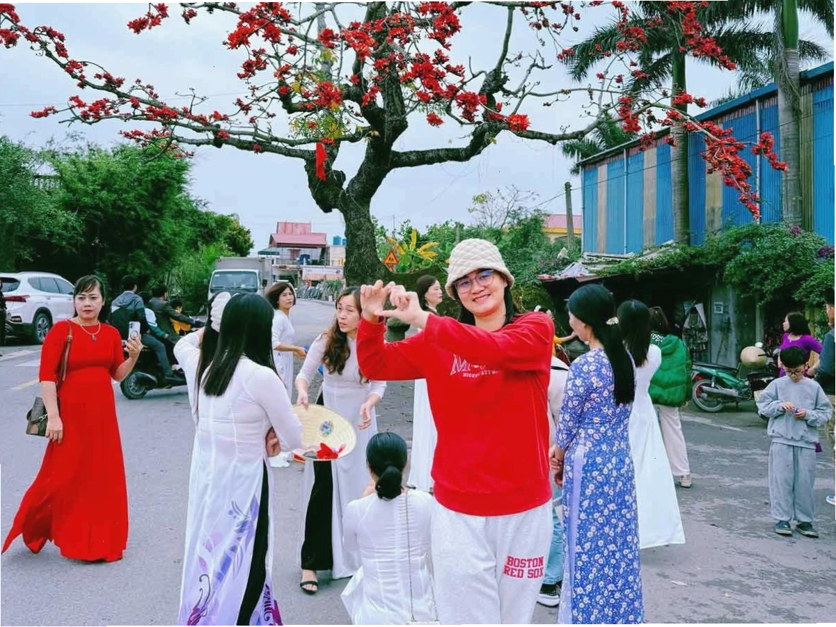 Nhiều chị em xúng xính áo dài chụp ảnh bên cây gạo gù