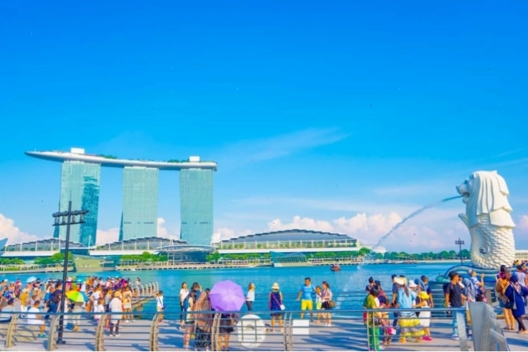 Nhiều du khách chụp ảnh kỷ niệm với tượng sư tử phun nước ở Singapore