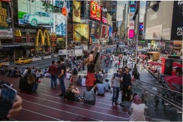 Nhiều kiểu tạo dáng chụp ảnh độc đáo và vui nhộn tại Times Square