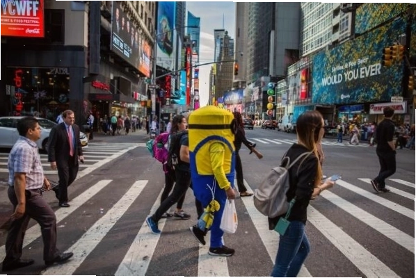 Nhiều kiểu trang phục biểu diễn đường phố độc đáo tại Quảng trường Times Square