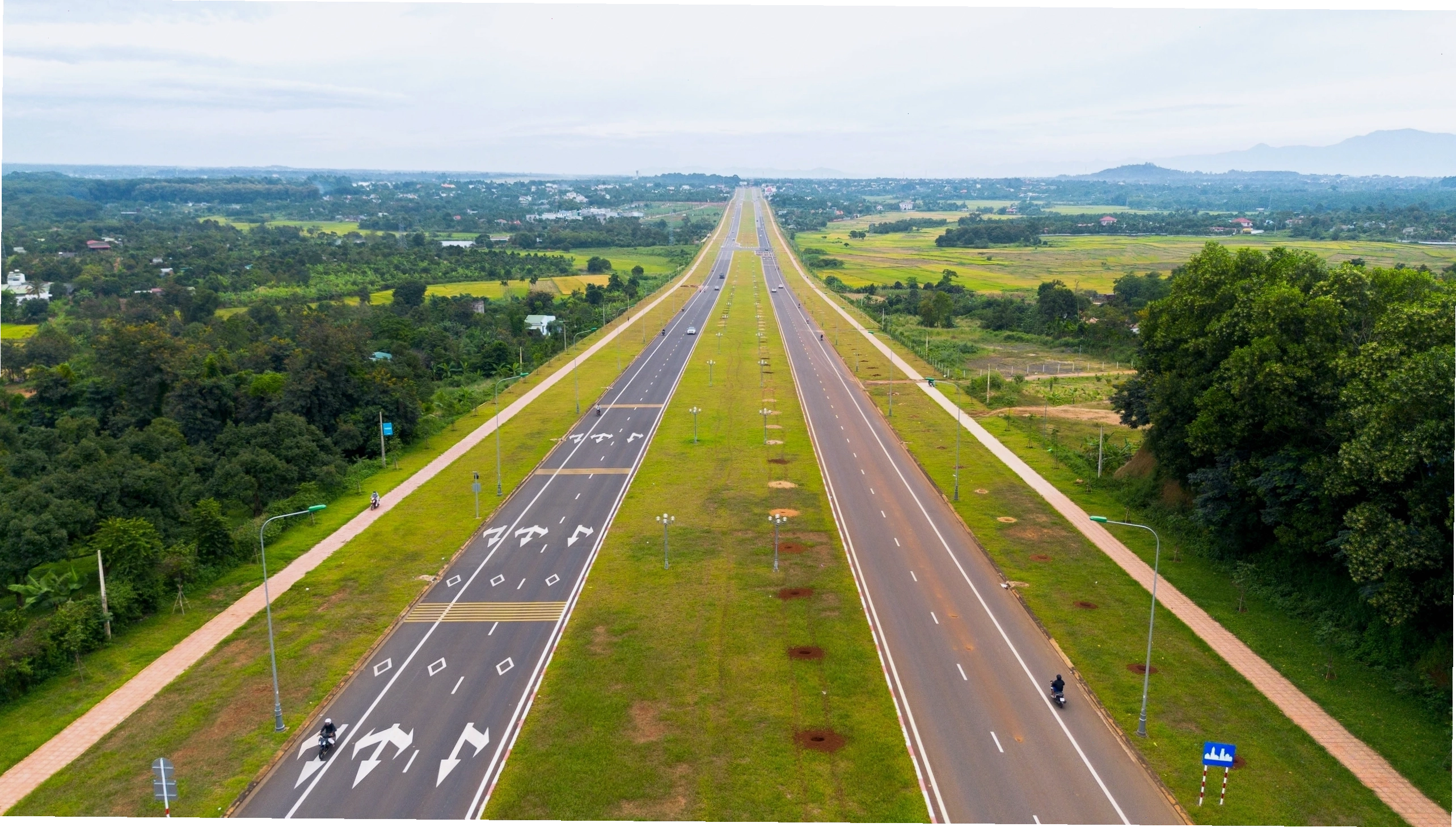 Nhiều quán ăn, quán cà phê mọc lên hai bên đường Võ Nguyên Giáp