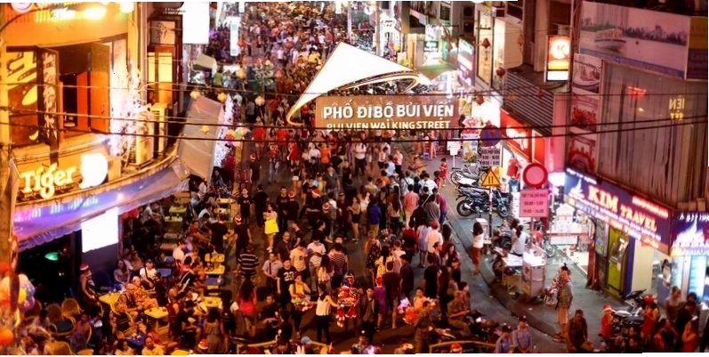 Nhiều quán nhậu và hàng quán ẩm thực tập trung tại Phố đi bộ Bùi Viện