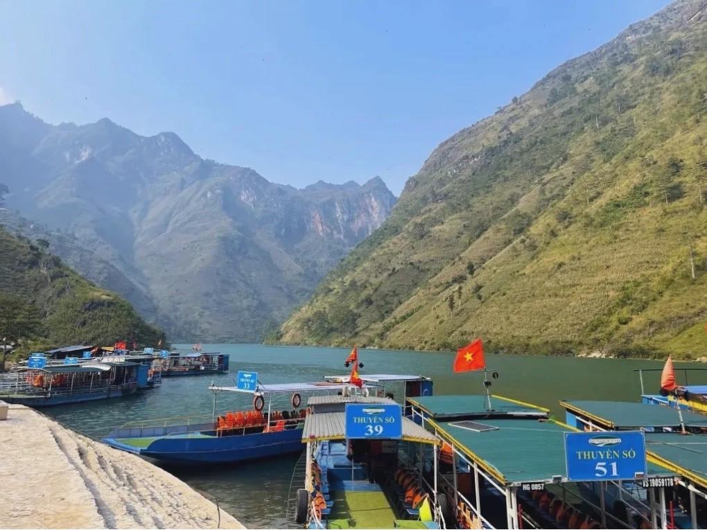Nhiều thuyền chờ sẵn trên sông Nho Quế