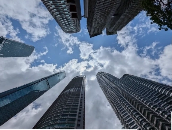 Nhìn lên những tòa nhà cao tầng và bầu trời xanh ở trung tâm Kuala Lumpur, Malaysia
