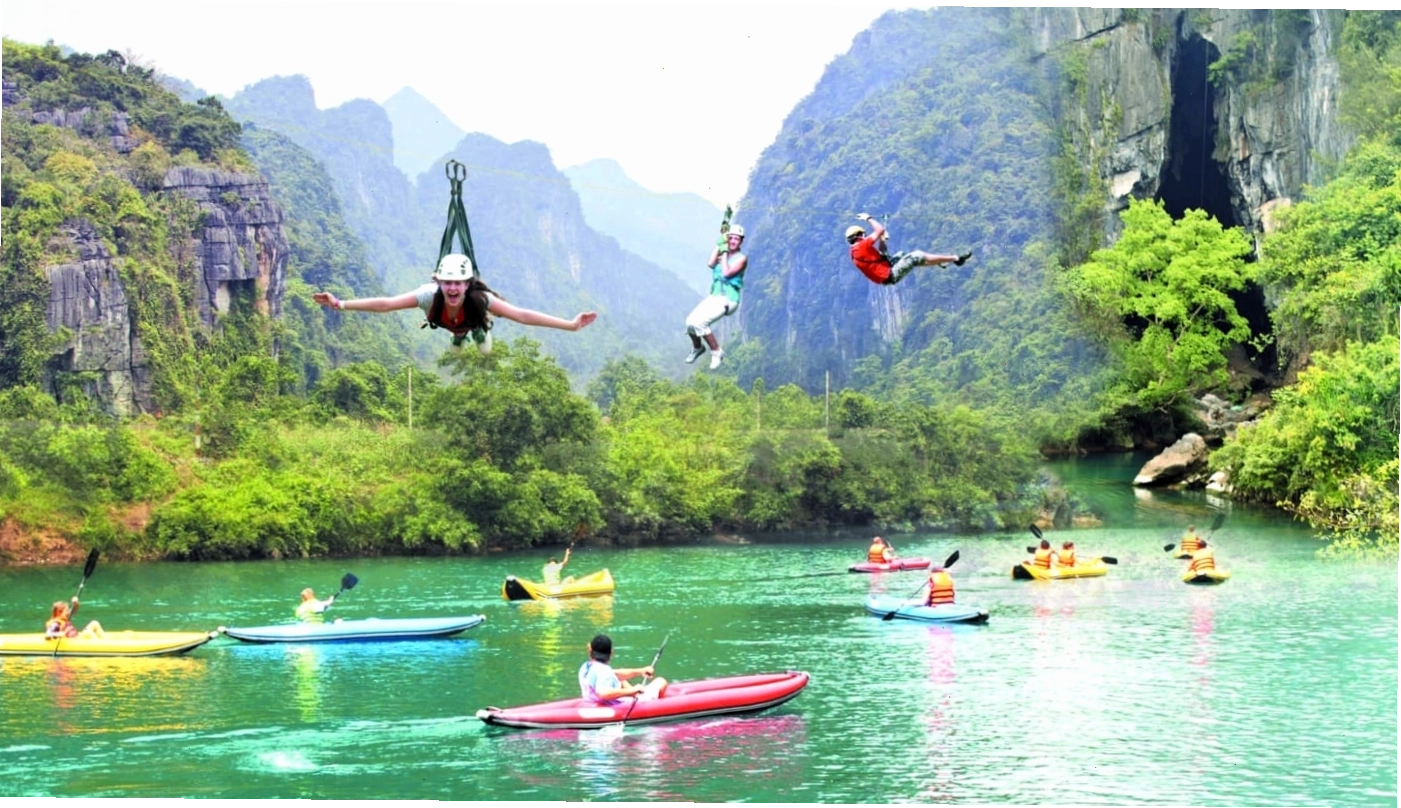 Nhóm bạn trẻ tham gia hoạt động leo núi mạo hiểm