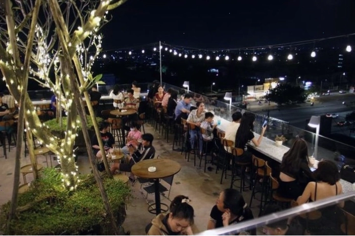 Nhóm bạn trẻ vui vẻ tại một quán rooftop Biên Hòa