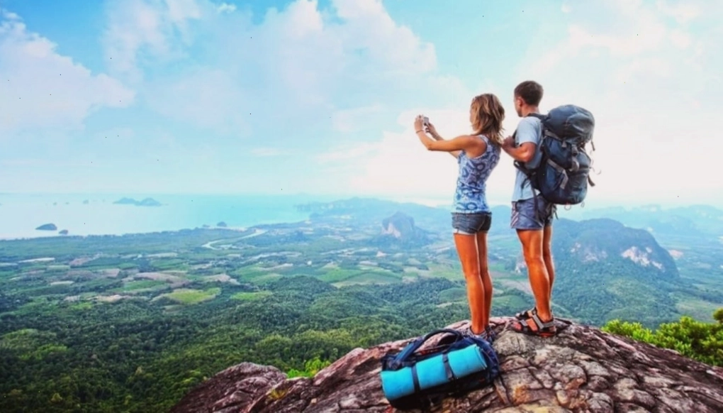 Nhóm chuyên gia du lịch đang thảo luận về kế hoạch tour