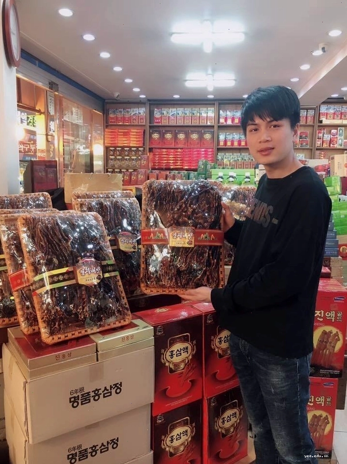 Nhóm du học sinh Hàn Quốc cùng nhau học tập tại thư viện trường
