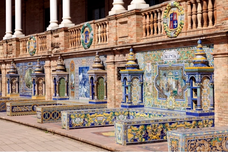 Những bức tranh mosaic đầy màu sắc tại Plaza de España