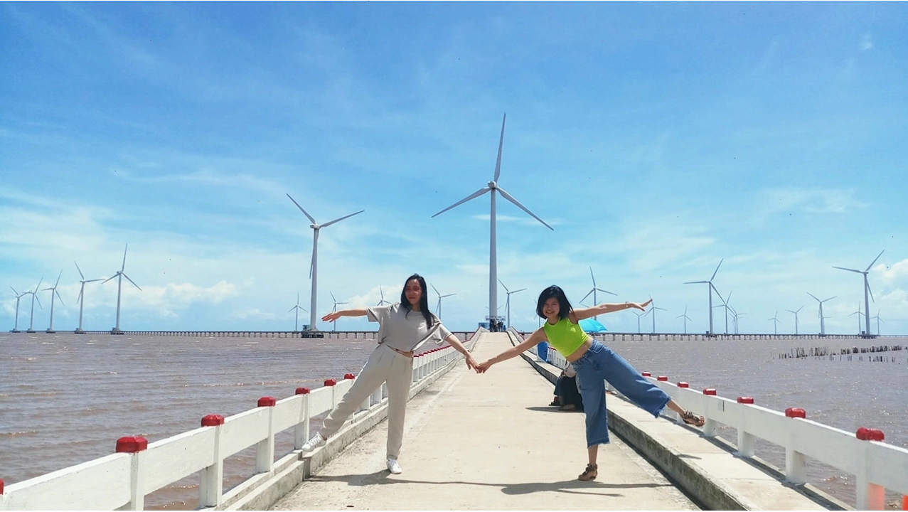 Những chiếc quạt gió khổng lồ tại cánh đồng quạt gió Bạc Liêu