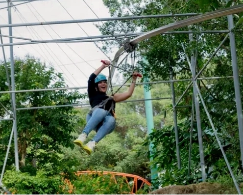Những chiếc thuyền thúng đầy màu sắc trên bãi biển Phước Hải