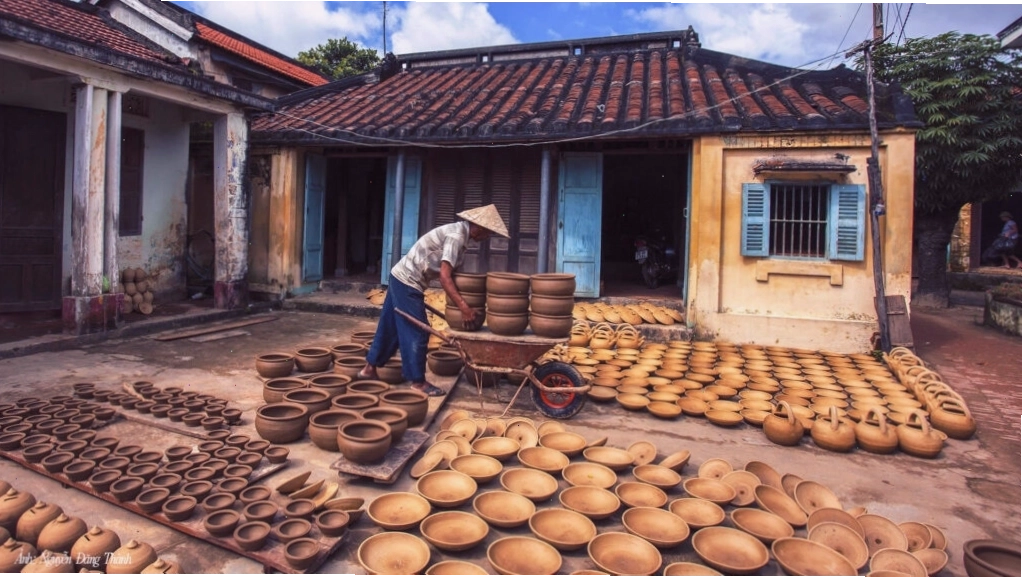 Những chum vại lớn được sản xuất tại làng gốm Thanh Hà