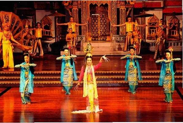 Những cô gái Thái Lan trong trang phục truyền thống