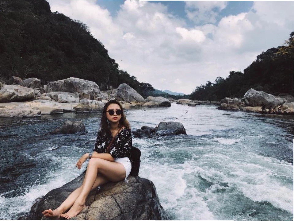 Những hòn đá với hình thù độc đáo tại khu lòng hồ Hầm Hô