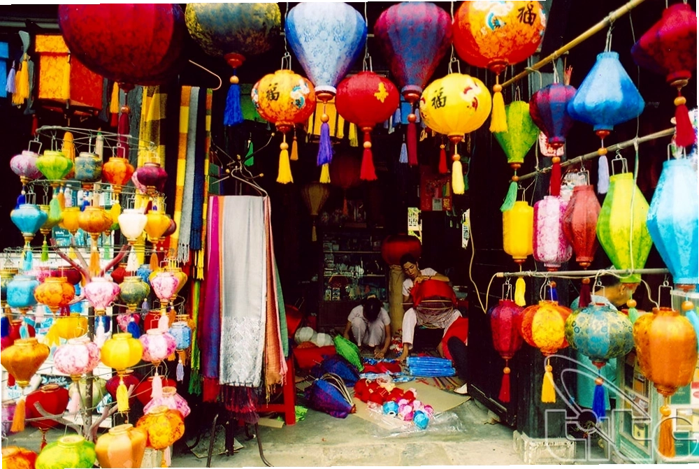 Những mỏm đá vôi nhô lên khỏi mặt nước tại Tràng An tạo nên cảnh quan ấn tượng