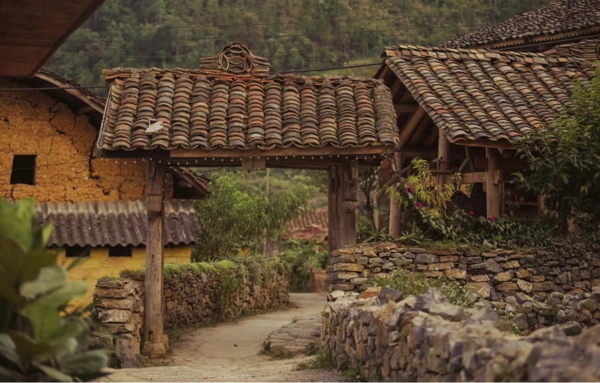 Những ngôi nhà cổ dưới chân cột cờ Lũng Cú, Hà Giang