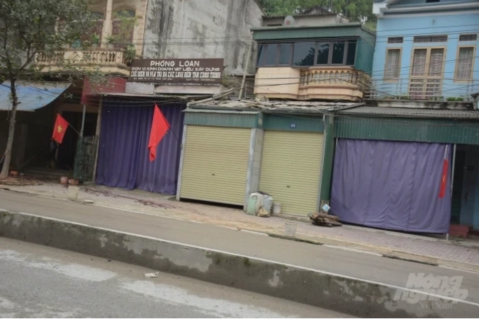 Những ngôi nhà đóng cửa và phủ bạt kín mít để chống bụi bẩn