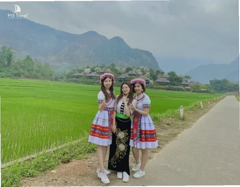 Những ngôi nhà sàn truyền thống của người Thái tại Bản Lác Mai Châu