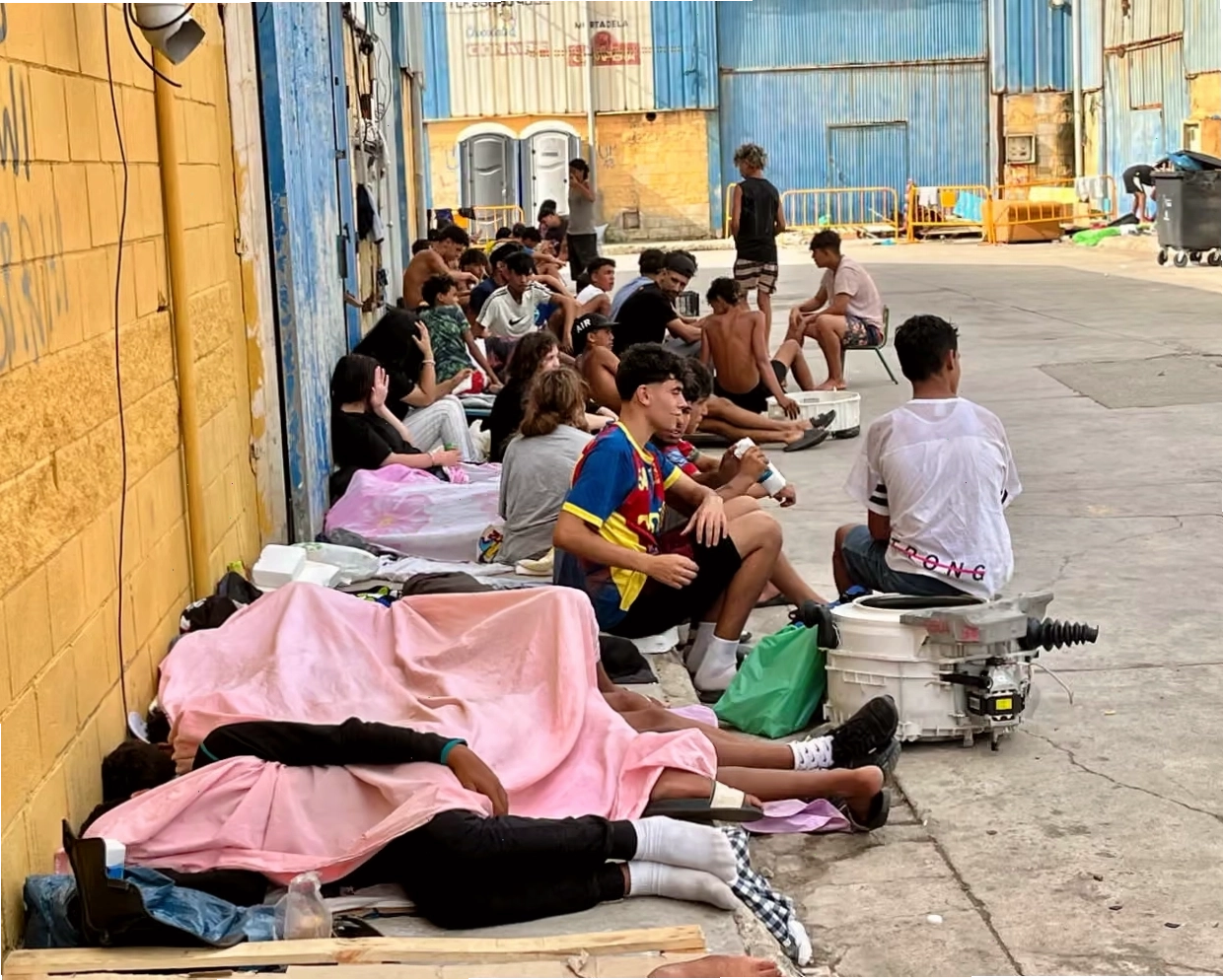 Những người di cư ngồi trên đường phố Ceuta chờ đợi