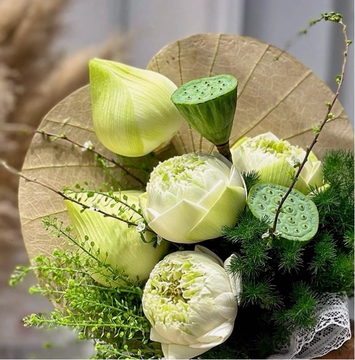 Những nụ hoa sen xanh dương e ấp chờ nở