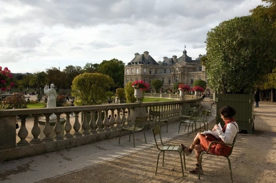 Những ô cửa sổ đầy màu sắc đặc trưng của Paris