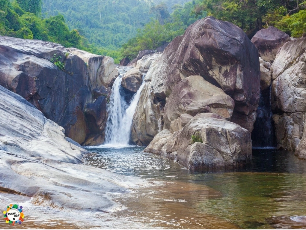Những tảng đá lớn nhỏ hai bên bờ Suối Trà Bói tạo cảnh quan ấn tượng