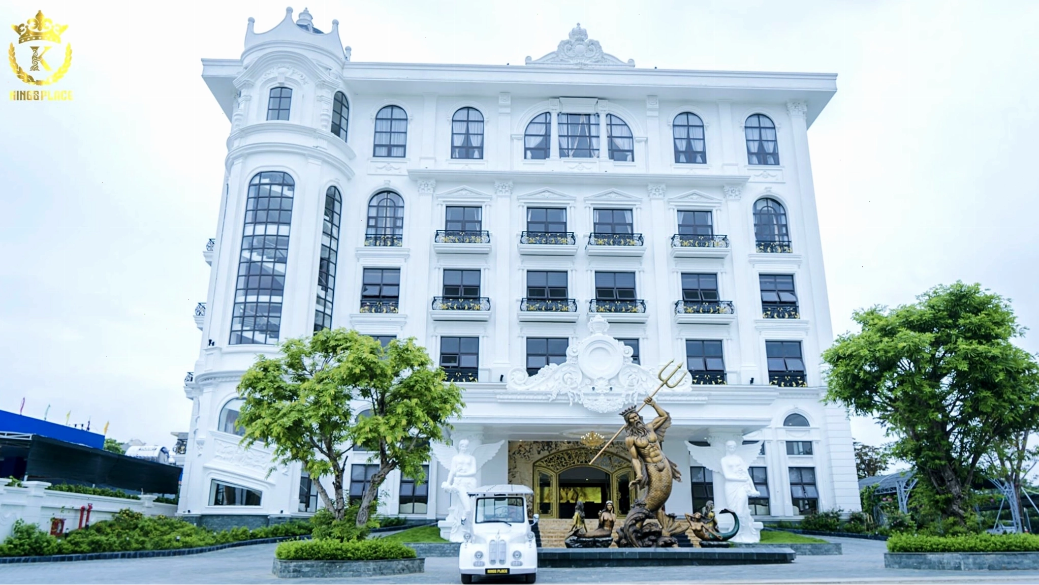 Nội thất gỗ tàu thuyền sang trọng tại nhà hàng King Palace Thanh Hóa
