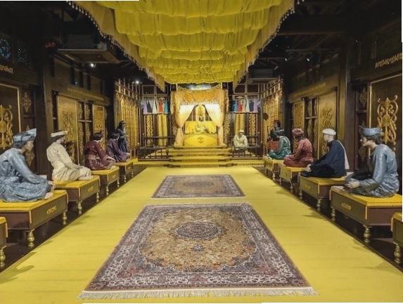 Nội thất hội trường tiếp kiến các Sultan tại bảo tàng cung điện Hồi giáo Melaka