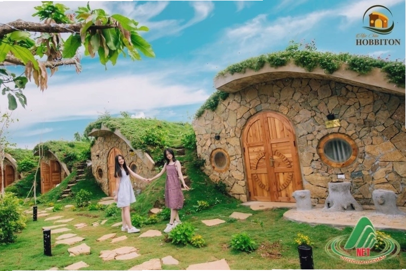 Nội thất ốp gỗ ấm cúng bên trong một căn phòng Hobbit