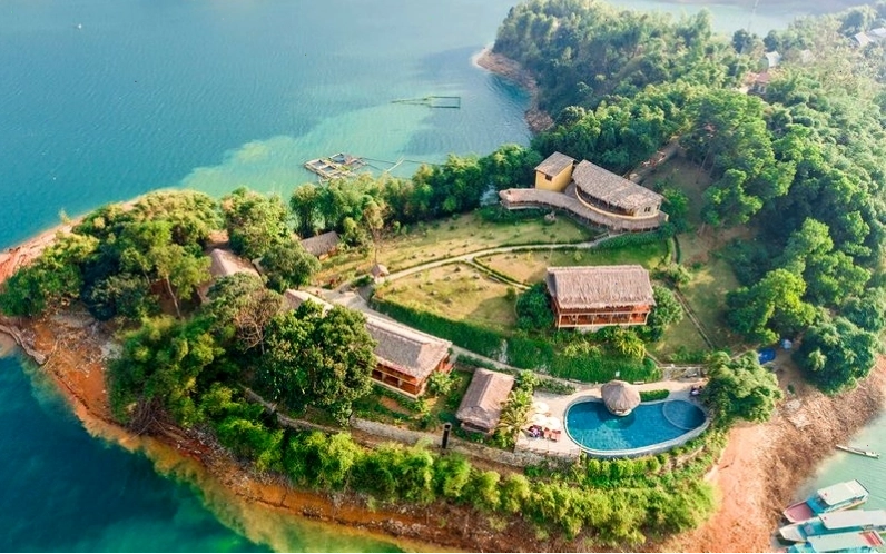 Nội thất phòng nghỉ tại Mai Châu Hideaway Lake Resort mộc mạc và tiện nghi