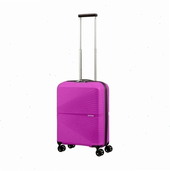 Nội thất rộng rãi của vali cỡ trung với nhiều ngăn chia tiện lợi