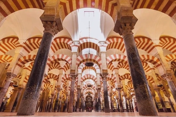Nội thất tráng lệ của Mezquita de Córdoba với hàng cột ấn tượng