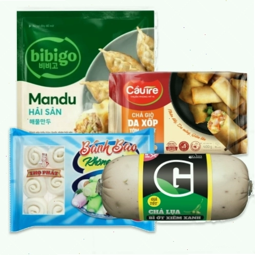 Nữ du khách diện đầm maxi trắng thướt tha tạo dáng trên thuyền tại Tràng An