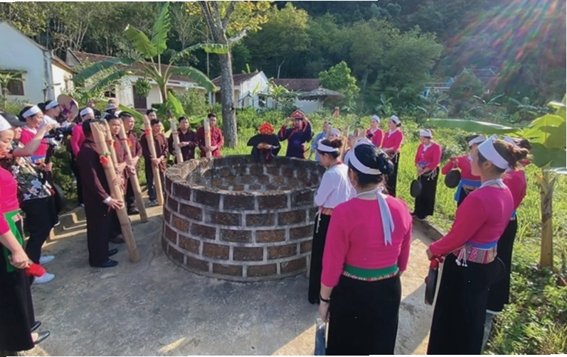 Núi Ba Vì hùng vĩ nhìn từ xa