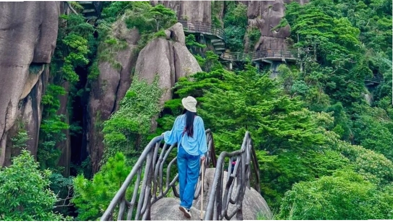 Núi Cửu Mã Tọa Sơn trên sông Li Giang