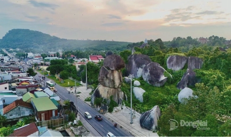 Núi Đá Voi và Hòn Dĩa trong quần thể danh thắng Đá Ba Chồng