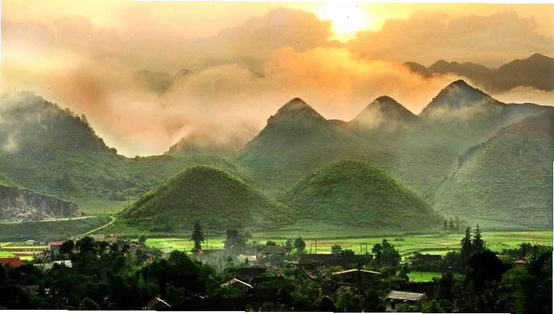 Núi đôi Cô Tiên nhìn từ xa với cánh đồng xanh mướt