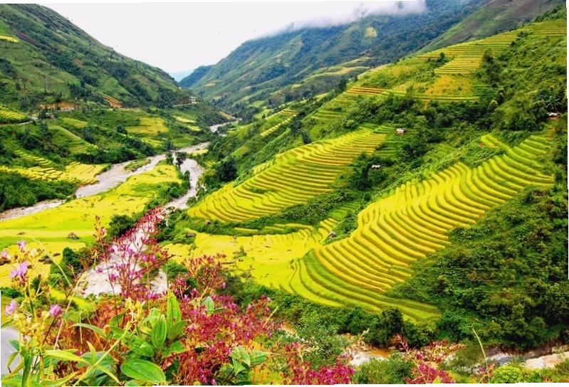 Núi non trùng điệp nối dài tại Hà Giang
