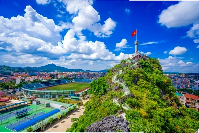 Núi Phai Vệ Lạng Sơn nhìn từ xa với lá cờ đỏ sao vàng tung bay trên đỉnh