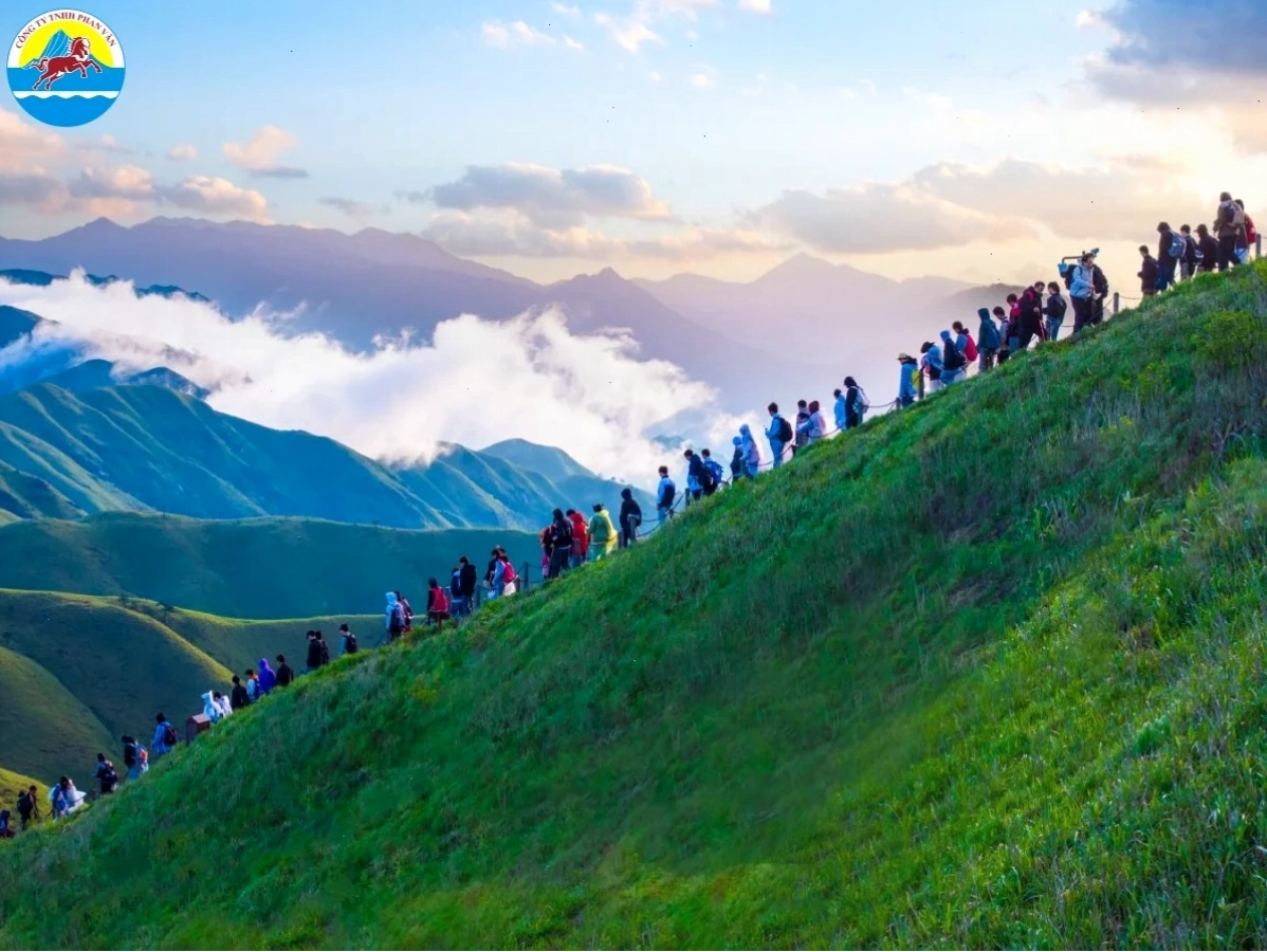 Núi Vũ Công là thắng cảnh nổi bật với đồng cỏ cao nguyên bát ngát và núi non hùng vĩ