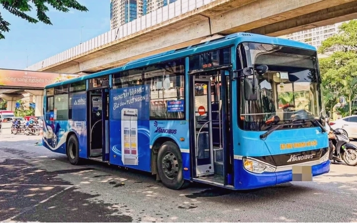 Ô tô lật ngửa trong vụ tai nạn liên hoàn trên cầu Nhật Tân