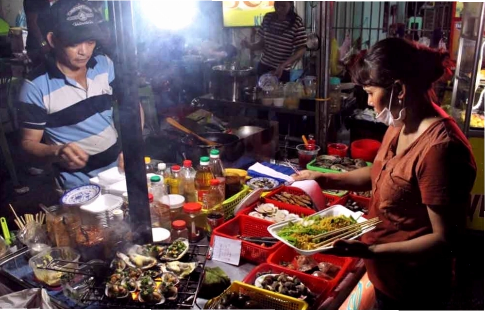 Ốc xào là món ăn nhất định phải thử khi đến bờ kè Thanh Đa
