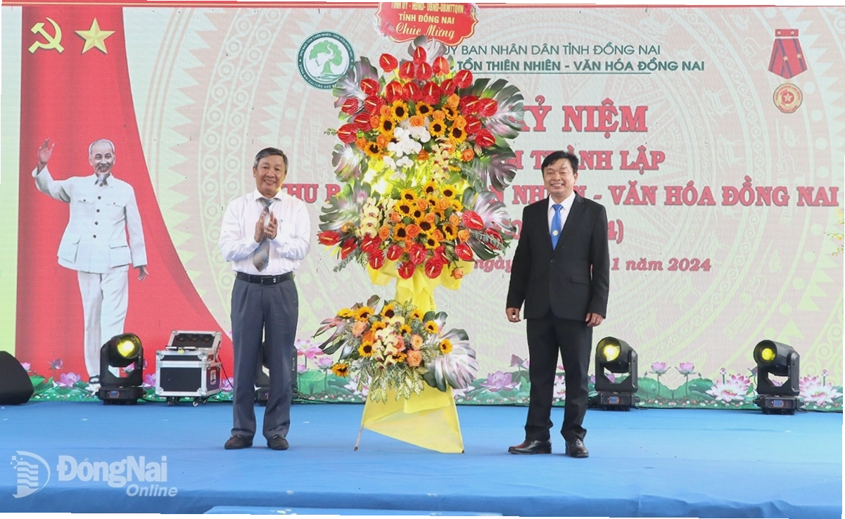 Phó bí thư thường trực Tỉnh ủy Hồ Thanh Sơn tặng lẵng hoa cho Khu Bảo Tồn nhân dịp kỷ niệm 20 năm thành lập