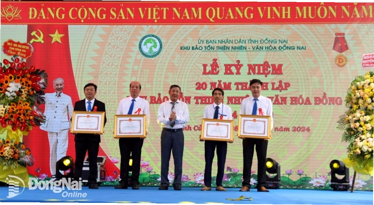 Phó bí thư thường trực Tỉnh ủy Hồ Thanh Sơn trao bằng khen UBND tỉnh cho các cá nhân có thành tích